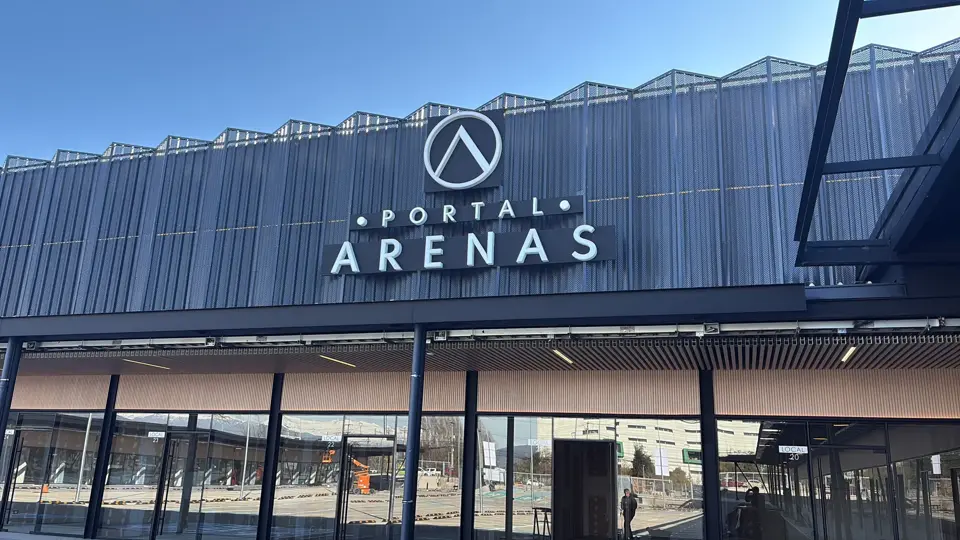 Locales desde 36 m² · Portal Arenas · Frente Hospital Regional