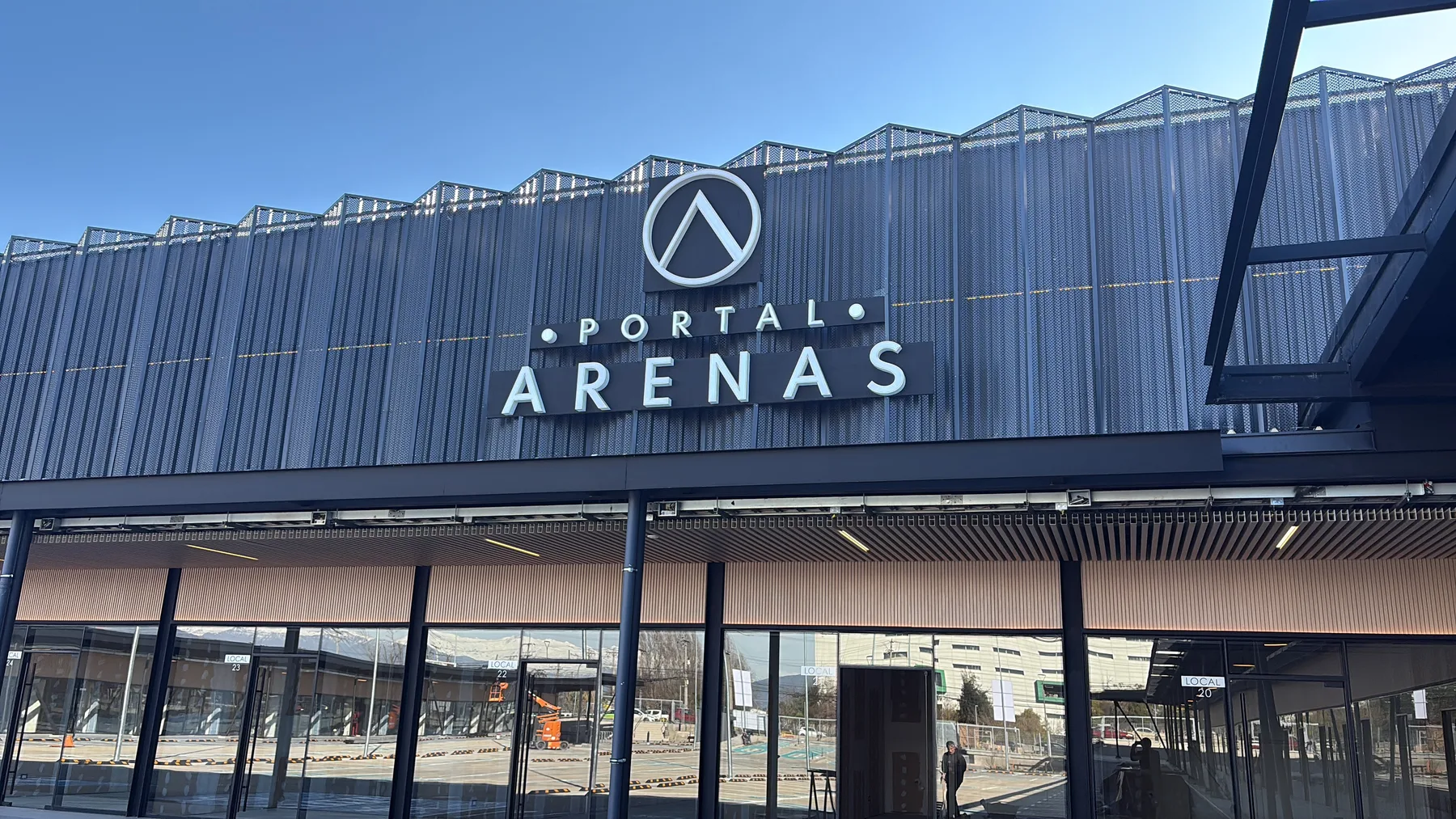 Locales desde 36 m² · Portal Arenas · Frente Hospital Regional
