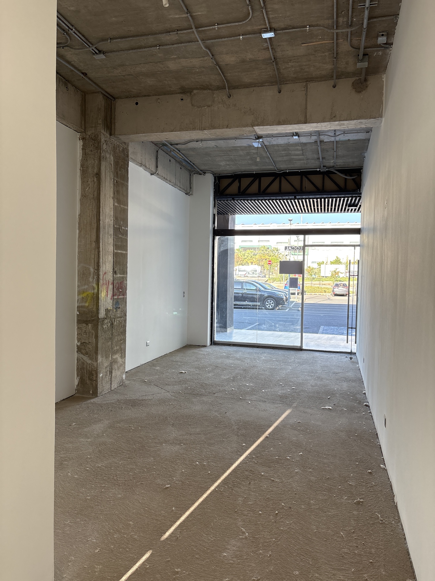 Local 12 · 38 m² · Primer Piso · Obra Gruesa